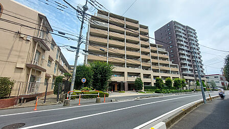 商業施設が徒歩圏内に充実、日々のお買い物も安心な環境です。