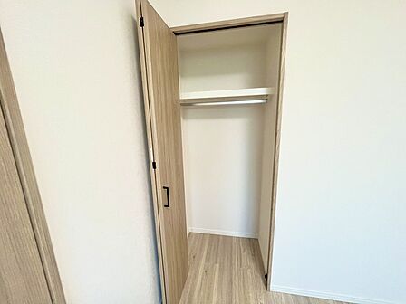 衣類の整理整頓に嬉しいクローゼット付きのお部屋。お子様のお部屋としても便利です。 