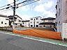 外観：戸建てが立ち並ぶ静かな住宅街。四季折々の移り変わりを感じながら自然と楽しみ、暮らす、そんな毎日を日々の中で感じられる住環境 