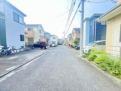 外観：戸建てが立ち並ぶ静かな住宅街。四季折々の移り変わりを感じながら自然と楽しみ、暮らす、そんな毎日を日々の中で感じられる住環境 