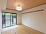 和室：【和室／約6帖】 南東向きにつき陽当たり良好。気持ちの良い朝日が差し込みます。 
