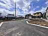 周辺：現地周辺（同分譲地内）の様子 開発道路幅員5ｍ（60m）