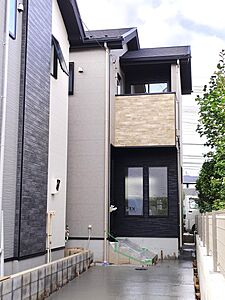 外観:通りから入ったプライベート空間で落ち着いた雰囲気でお住いになる。敷地部分でお子様の遊ぶスペースや駐車スペースに活用できます。 外観:通りから入ったプライベート空間で落ち着いた雰囲気でお住いになる。敷地部分でお子様の遊ぶスペースや駐車スペースに活用できます。