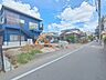 外観：前面道路の交通量は多くありません。閑静で安全な住環境を保ちやすい立地です。