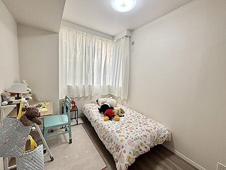 衣類の整理整頓に嬉しいクローゼット付きのお部屋。お子様のお部屋としても便利です。 