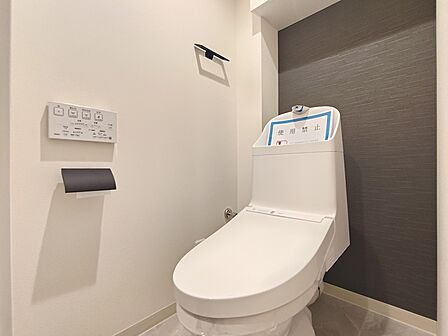 ウォシュレット一体型のシャワートイレを新設しました!吊戸棚収納が配備され、不便のない空間となっております。