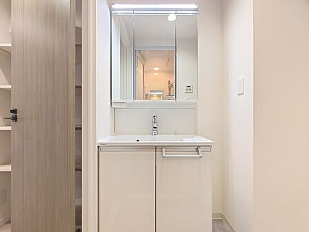 収納付きの洗面化粧台。鏡の裏側も収納棚になっています。