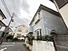 外観：角地に位置し、開放的な広がりを感じる立地。季節の移ろいを感じられる、心穏やかな住環境です 