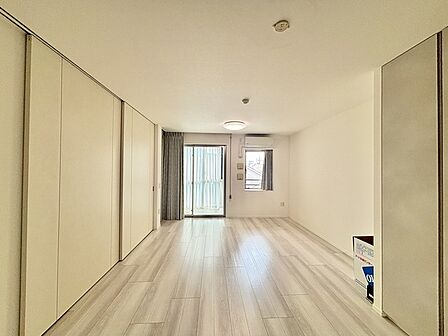 夕食の時間。家族、友人、両親、親戚との会話がより料理を美味しくしてくれる。あっという間に時間が過ぎてしまう居心地の良さは、普段はほっとする空間としてここにあります。 