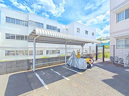 敷地内にバイク置き場あり。