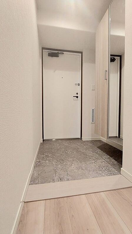 明るく開放的な玄関、靴の脱ぎ履きもしやすく、収納も豊富でご家族皆様の靴をスッキリ収納できます。