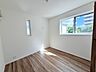 洋室：今からここを誰のお部屋にしようか、そんな洋室。大きさは5.0帖です。3階東南角部屋 