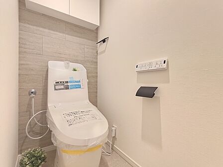ウォシュレット一体型のシャワートイレを新設しました!吊戸棚収納が配備され、不便のない空間となっております。