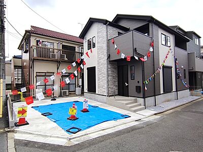 外観:角地の為、駐車がしやすいです。駐車スペース2台分ございます。 外観:角地の為、駐車がしやすいです。駐車スペース2台分ございます。