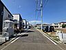 外観：6m幅員の道路に面しておりお車の運転が苦手な方でも安心して出入りいただけます。 
