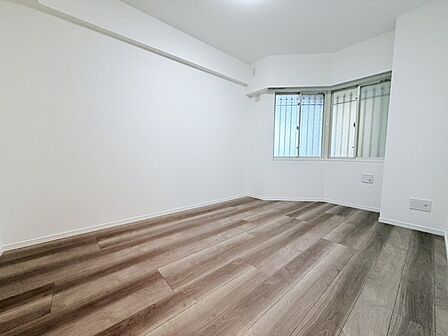 どんな家具にでも相性が良い清潔感ある白色調のクロスを採用。主張しすぎない配色、耐久性にも優れた床材は日々のメンテナンスも楽に、快適に過ごして頂けるよう考えられています。 