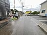 外観：6m幅員の道路に面しておりお車の運転が苦手な方でも安心して出入りいただけます。 