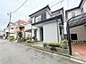 外観：商業施設が徒歩圏内に充実、日々のお買い物も安心な環境です。 