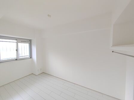洋室4.2帖 衣類の整理整頓に嬉しいクローゼット付きのお部屋。お子様のお部屋としても便利です。