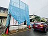 外観：前面道路は広く、駐車がしやすいです。駐車スペース2台分ございます。 
