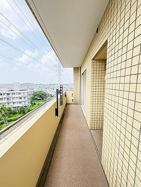 広めのバルコニーは風通しも良くお洗濯物もしっかりと干すことができます!
