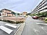 外観：6m幅員の道路に面しておりお車の運転が苦手な方でも安心して出入りいただけます。 