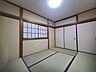 和室：和室があるとやはりどこか心落ち着いてしまいます。客間としてもちょうど良い6帖。 