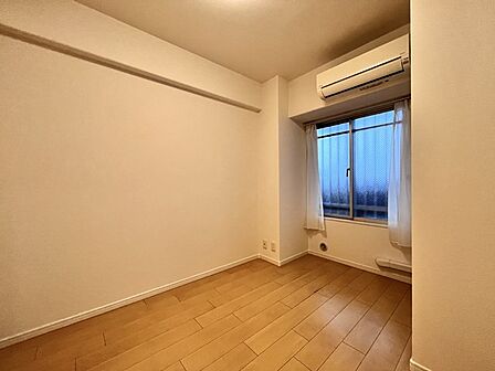 どんな家具にでも相性が良い清潔感ある白色調のクロスを採用。主張しすぎない配色、耐久性にも優れた床材は日々のメンテナンスも楽に、快適に過ごして頂けるよう考えられています。