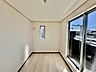 洋室：今からここを誰のお部屋にしようか、そんな洋室。大きさは4.8帖です。 