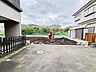 外観：目の前の道路は近隣の方しか入ってこないので、静かで暮らしやすい住環境です。