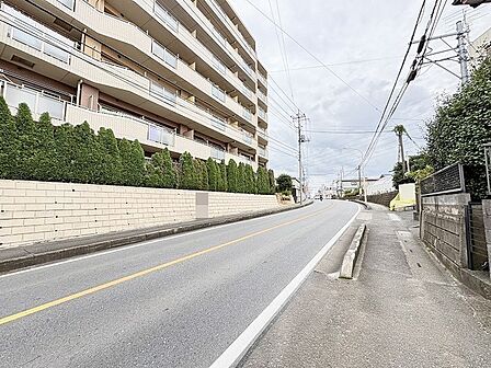 小学校やコンビニ、スーパーも近く利便性の良い立地。