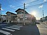 外観：北側は6ｍ、東側は歩道のあるゆとりのある道路に面しています。