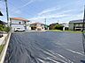 外観：前面道路は通り抜けができないため、交通量が少なく静かな住環境です。 