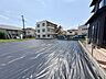 外観：西側も隣地の敷地で空いている為、解放感がございます。