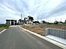 外観：車通りの少ない閑静な住宅地、のびのびした子育てに適します。 