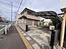 外観：前面道路は歩道も整備され、小さなお子様にも安心です。 