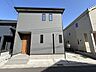 外観：静かな街並みに調和する、落ち着いた雰囲気の住まい。 