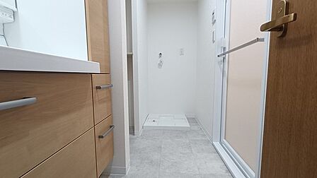 お風呂に入る前、心も体もふっと一息つける「静けさの入り口」。