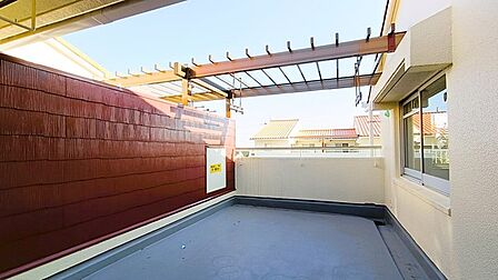 空との調和を感じる、開放的で風通しの良いルーフバルコニー。