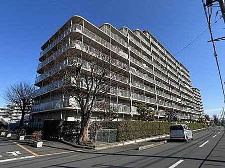 タイル張りの荘厳な外観は、マンションならでは。