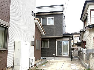 外観:奥まった敷地延長ならでは。視線は少なく、自分のプライベートな空間を楽しめます。 外観:奥まった敷地延長ならでは。視線は少なく、自分のプライベートな空間を楽しめます。