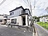 外観：車通りの少ない閑静な住宅地、のびのびした子育てに適します。 