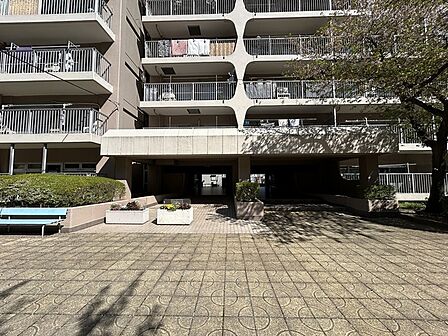 落ち着いた色味と整ったフォルムが街並みに美しく調和しています。 