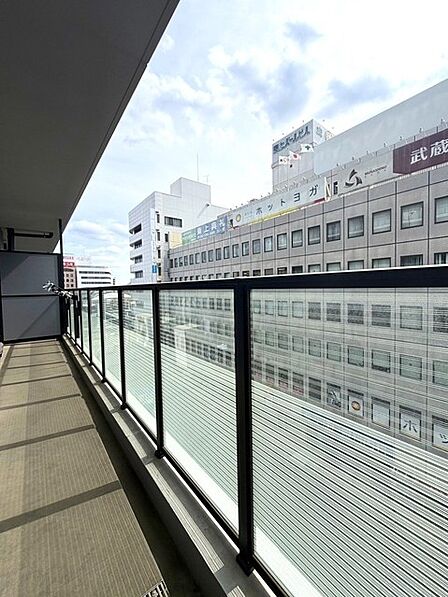 らくらくお洗濯を助ける広いバルコニー。