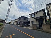 空が広く見渡せる閑静な住宅街で、穏やかな日常が流れる心地よい街並みです。