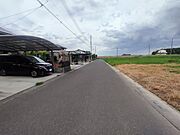 駐車が苦手な方にも嬉しい、前面6ｍ道路に面した住まい。 