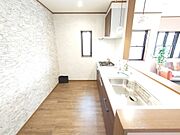 料理をしながらでも、ご家族との会話を楽しめる対面キッチン。 