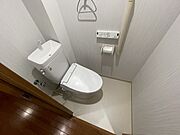 新しくお住まいになる方のことを考えて、トイレも新品に交換しました。 