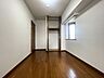 洋室：今からここを誰のお部屋にしようか、そんな洋室。大きさは5.6帖です。 