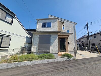 外観：洗練された素材感が美しい外観は、青空と調和し穏やかな日常を予感させる佇まいです。